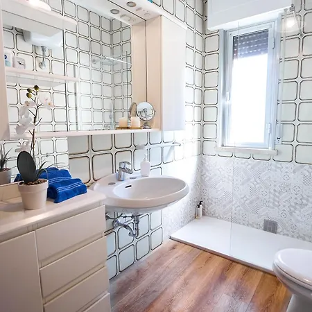 Edith's House Just 850 Meters From The Beach, 2 Bedrooms, 6 Beds, Air Conditioning, Private Outdoor Area * 로시냐노 솔바이