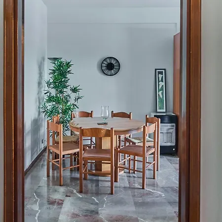Edith's House Just 850 Meters From The Beach, 2 Bedrooms, 6 Beds, Air Conditioning, Private Outdoor Area