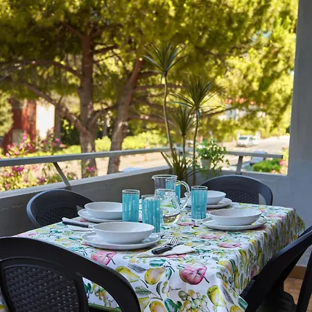 Edith's House Just 850 Meters From The Beach, 2 Bedrooms, 6 Beds, Air Conditioning, Private Outdoor Area *